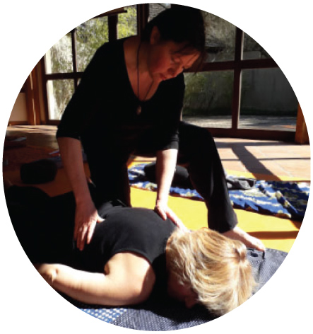 La praticienne effectue des pressions sur le dos d'une patiente.